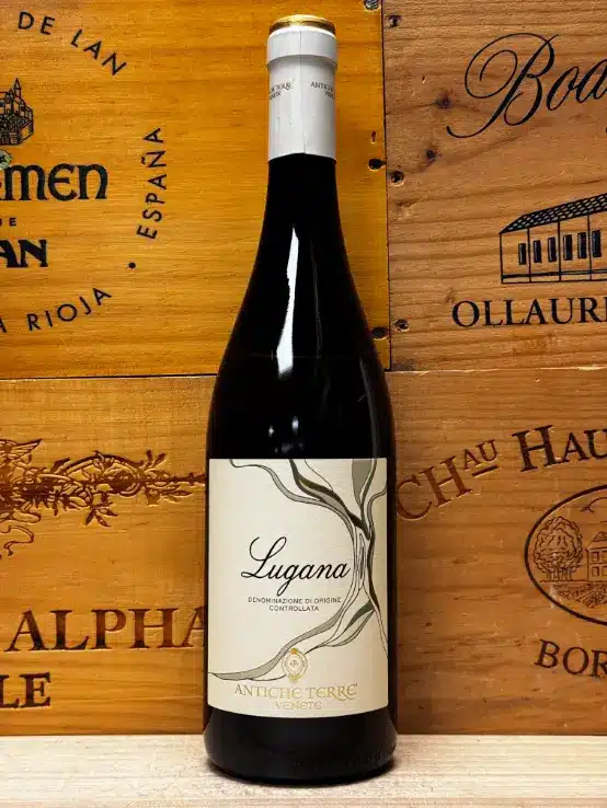 Fles Antiche Terre Lugana DOC Italiaanse witte wijn van Turbiana druiven.