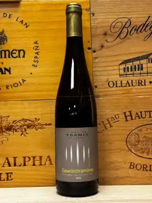 Fles Cantina Tramin Gewurztraminer aromatische witte wijn uit Alto Adige Italië.