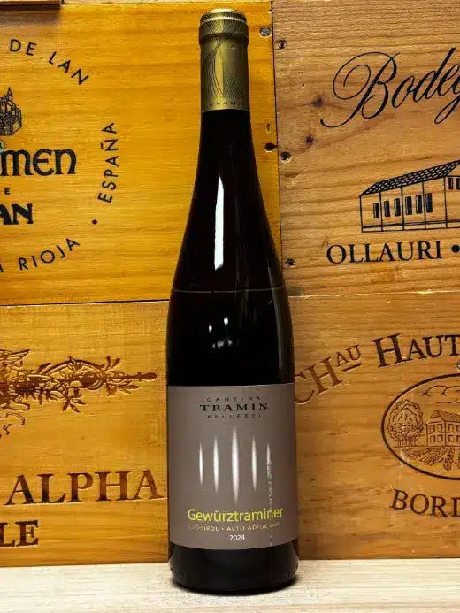 Fles Cantina Tramin Gewurztraminer aromatische witte wijn uit Alto Adige Italiƫ.
