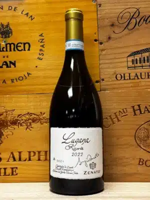 Fles Zenato Lugana Riserva Italiaanse witte wijn van Turbiana uit het Lugana-gebied bij het Gardameer.