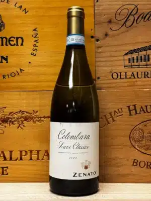 Fles Zenato Colombara Soave Classico Italiaanse witte wijn van Garganega uit Veneto.